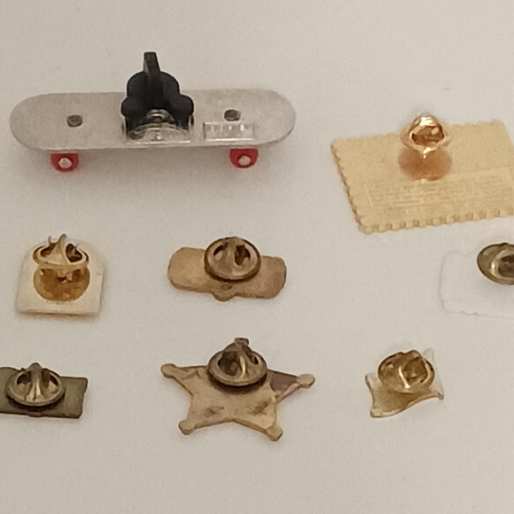 Group Of Vintage Lapel Pins Mickey Mouse and Winnie The Pooh - Picture 4 of 5